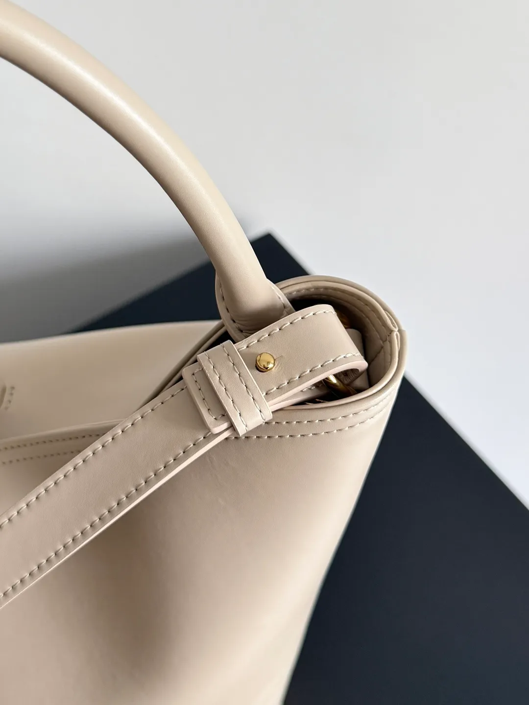 Batch 1620 BOTTEGA VENETA 2025 new women's LIBERTA small bucket bag The wind of "freedom" is still blowing towards summer🫧Unique bag shape and large enough capacity. This kind of small bag has always been very popular in summer. It can easily store essential items such as sunscreen and mini 5-fold umbrella when carrying it when going out. It uses braided knots and horseshoe buckle shapes. The metal ring is used for opening and closing, and the classic weaving is only used as an embellishment here, giving way to the simplicity of all-leather. It is a true combination of innovation and classics. It is also equipped with a detachable long shoulder strap. Friends who don’t like to carry it on the shoulder can only buy this bag and have more choices. Style number: 815244 Size: 22*18*15cm